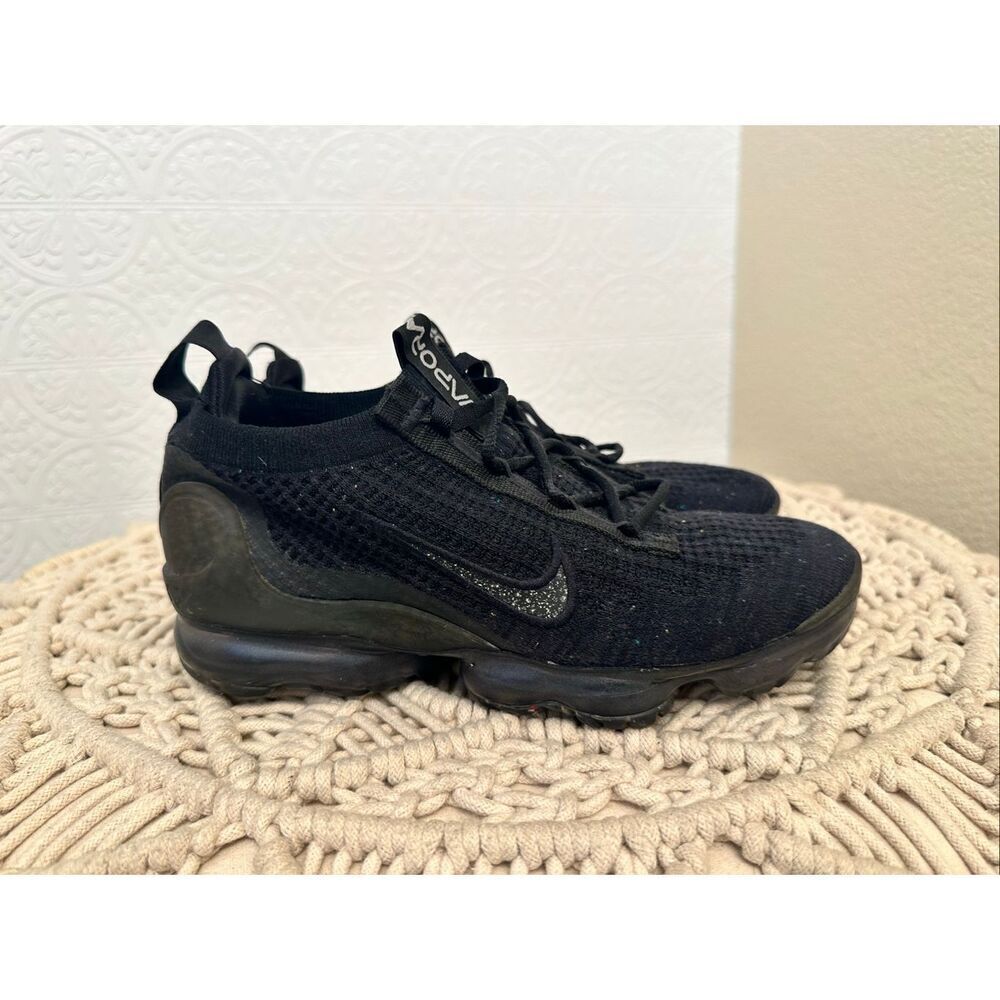 ✅ Nike Women’s Black Vapormax Knit Sneakers Size 7 - Picture 2 of 5